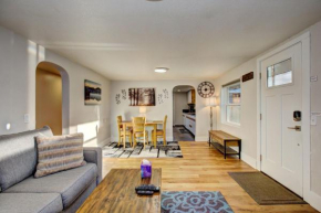 Little Blue Bungalow on Boise's Bench, Pet Friendly, Fully Fenced yard with doggie door! 2 miles from BSU, 5 minutes from Downtown Boise, Desk and workstation for remote workers, 2 TV's large walk-in 